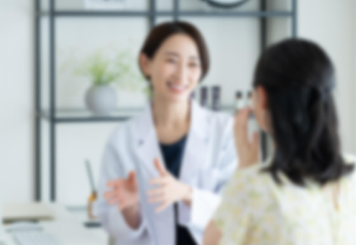 患者の診察を行う総合内科専門医のイメージ